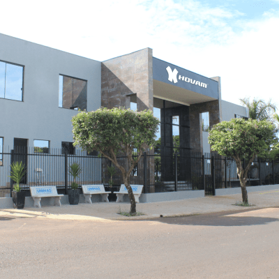 2021 | É criada a holding Grupo Radda, uma readequação estratégica das marcas que construíram os últimos 27 anos de história. Diante dessa estratégia a UNIMAQ se mantém no mercado de equipamentos usados e a HOVAM se consolida como uma empresa do grupo no ramo de equipamentos novos.